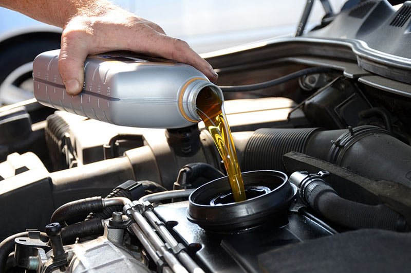 Wymiana oleju w samochodzie